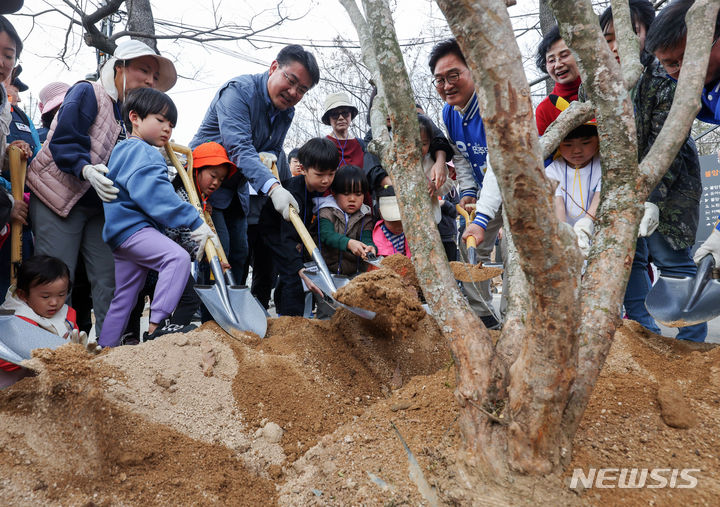 [서울=뉴시스] 김명년 기자 = 식목일인 5일 오후 서울 노원구 불암산 천수텃밭에서 열린 제79회 식목일 기념행사에서 오승록 노원구청장 등 참석자들이 기념수를 식재하고 있다. 2024.04.05. kmn@newsis.com