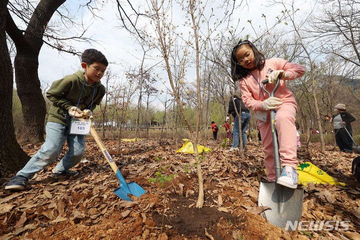 [서울=뉴시스] 김명년 기자 = 식목일인 5일 오후 서울 노원구 불암산 천수텃밭에서 열린 제79회 식목일 기념행사에서 아이들이 나무를 심고 있다. 2024.04.05. kmn@newsis.com