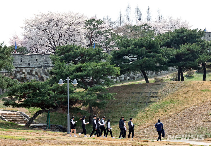 [서울=뉴시스] 고등학교 학생들이 초대받지 못한 담임선생님 결혼식에 찾아 간 사연이 한 온라인 커뮤니티를 뜨겁게 달궜다. (*본문과 관련 없는 사진) 2024.04.16. 