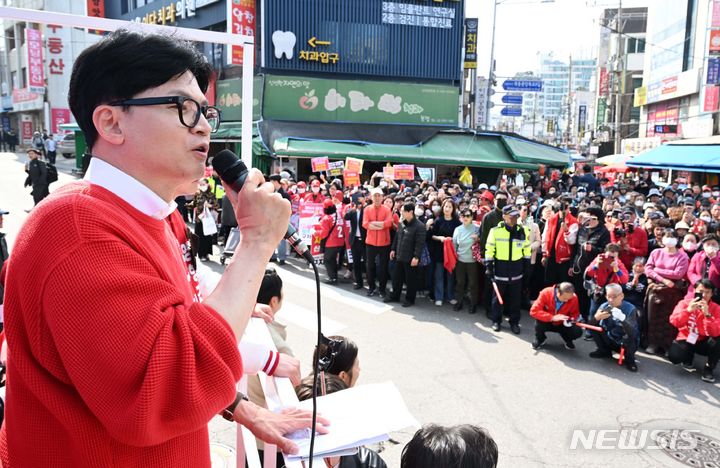 [서울=뉴시스] 추상철 기자= 한동훈 국민의힘 비상대책위원장이 지난 5일 서울 양천구 목동깨비시장 앞에서 열린 구자룡 양천구갑 후보의 지원유세에서 지지를 호소하고 있다.(공동취재)2024.04.05.photo@newsis.com