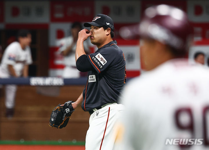 [서울=뉴시스] 김근수 기자 = 5일 서울 구로구 고척스카이돔에서 열린 2024 KBO리그 한화 이글스 대 키움 히어로즈의 경기, 한화 선발 류현진이 역전을 허용하자 아쉬워하고 있다. 2024.04.05. ks@newsis.com