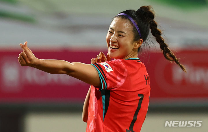 [이천=뉴시스] 황준선 기자 = 5일 경기 이천시 이천종합운동장에서 열린 신세계 이마트 초청 여자 축구 국가대표 대한민국과 필리핀의 친선경기, 후반 팀의 첫 골을 넣은 한국 최유리가 세리머니 하고 있다. 2024.04.05. hwang@newsis.com