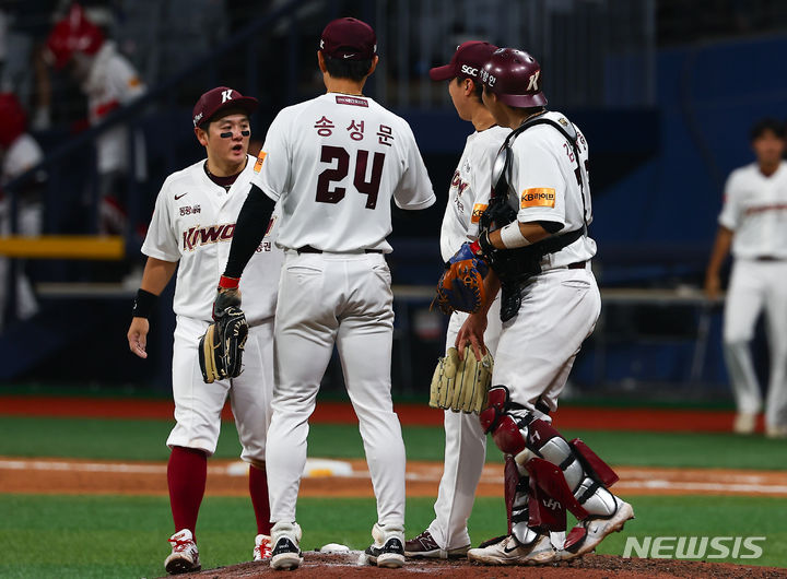 [서울=뉴시스] 김근수 기자 = 5일 서울 구로구 고척스카이돔에서 열린 2024 KBO리그 한화 이글스 대 키움 히어로즈의 경기에서 키움 히어로즈가 11대7로 승리를 거뒀다. 키움 히어로즈 선수들이 그라운드에서 기쁨을 나누고 있다. 2024.04.05. ks@newsis.com