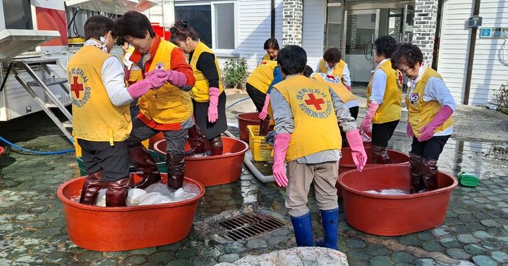 [창원=뉴시스]적십자봉사원이 형편상 세탁이 어려워 취약한 위생환경에 놓여있는 취약계층의 쾌적한 주거 환경 조성을 위해 이불 세탁봉사를 하는 모습.2024.04.06.(사진=한적 경남지사 제공) photo@newsis.com *재판매 및 DB 금지