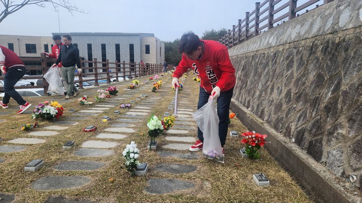 6일 국민의힘 권성동 후보가 강릉시 사천면 청솔공원에서 쓰레기 정화 봉사활동을 하고 있다. 권성동 선거사무소 제공 *재판매 및 DB 금지