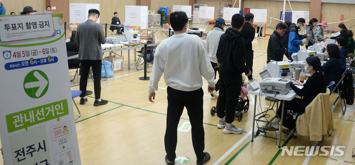 [전주=뉴시스] 김얼 기자 = 제22대 국회의원선거 사전투표 둘째 날인 6일 전북 전주시 덕진구 송천동 에코데시앙 7블럭아파트에 설치된 사전투표소에서 유권자들이 투표를 하기 위해 차례를 기다리고 있다. 2024.04.06. pmkeul@newsis.com