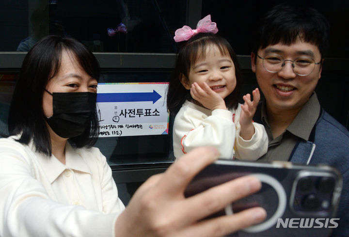 [전주=뉴시스] 김얼 기자 = 제22대 국회의원선거 사전투표 둘째 날인 6일 전북 전주시 덕진구 송천동 에코데시앙 7블럭아파트에 설치된 사전투표소에서 한 가족이 투표 인증 사진을 찍고 있다. 2024.04.06. pmkeul@newsis.com