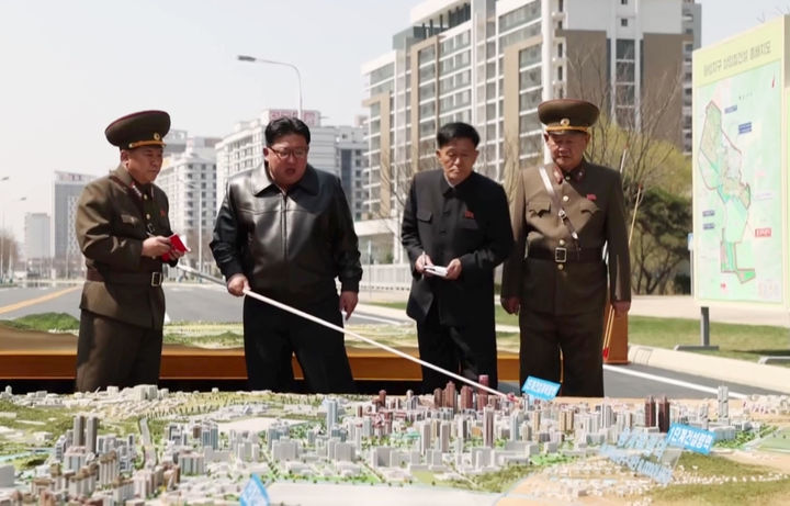 [서울=뉴시스] 김정은 북한 국무위원장이 지난 5일 평양 화성지구 2단계 1만 세대 살림집(주택) 건설 현장을 현지지도했다고 조선중앙TV가 6일 보도했다. (사진=조선중앙TV 캡처) 2024.04.06. photo@newsis.com *재판매 및 DB 금지