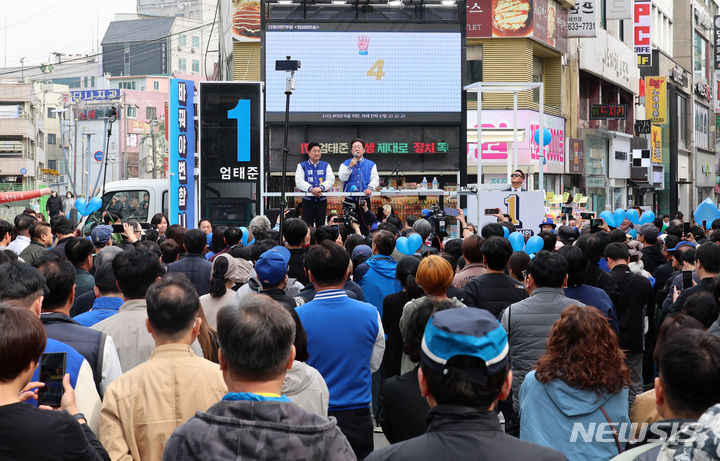 [이천=뉴시스] 이영환 기자 = 이재명 더불어민주당 대표가 6일 오후 경기 이천시 중앙로문화의거리에서 엄태준 이천시 후보 지지유세를 하고 있다. 2024.04.06. 20hwan@newsis.com