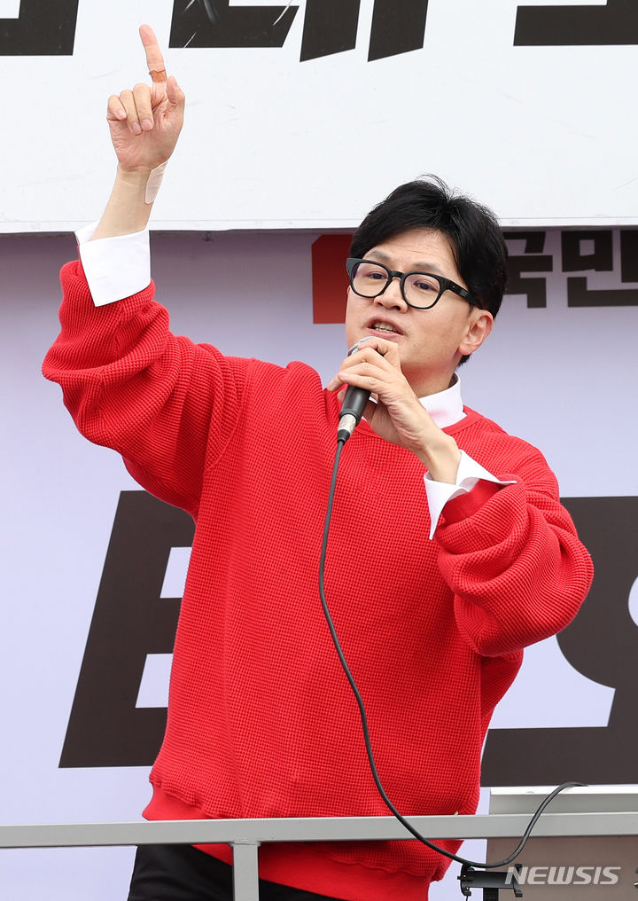 [양산=뉴시스] 추상철 기자 = 한동훈 국민의힘 비상대책위원장이 6일 오후 경남 양산시 덕계사거리에서 열린 ‘국민의힘으로 양산살리기’ 지원유세에서 김태호 양산시을 후보의 지지를 호소하고 있다. 2024.04.06. scchoo@newsis.com