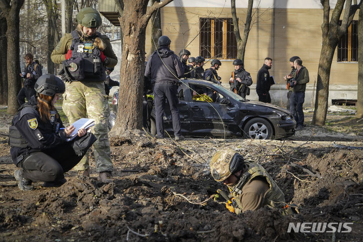 [하르키우=AP/뉴시스] 우크라이나 군사 전문가들이 4월6일(현지시각) 하르키우 시내 러시아 폭격 현장을 조사하고 있다. 이호르 테레호우 하르키우 시장은 러시아의 드론·미사일 공습으로 주민 8명이 숨졌다고 밝혔다. 2024.04.07
