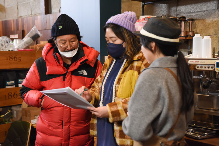 [창원=뉴시스] 경남 청년들이 제작한 독립단편영화 '계약만료' 현장 사진. (사진=미디어랩 독감경보 제공). 2024.0.0. photo@newsis.com *재판매 및 DB 금지