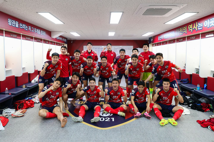 광주전 승리 후 라커룸에서 승리샷을 하고 있다 (사진=김천상무 제공) *재판매 및 DB 금지