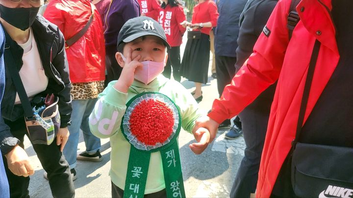 [공주=뉴시스] 송승화 기자 = 직접 만들었다는 카네이션을 몸에 붙이고 등장한 유치원생이 손가락 2개를 보이면 사직을 찍고 있다. 2024.04.07. ssong1007@newsis.com *재판매 및 DB 금지