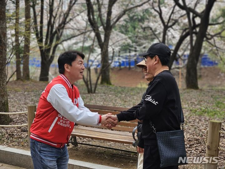 [성남=뉴시스] 거리 유세중인 국민의힘 경기 성남 분당갑 안철수 후보. (사진=안철수 후보 선거사무실) 2024.04.07.photo@newsis.com 