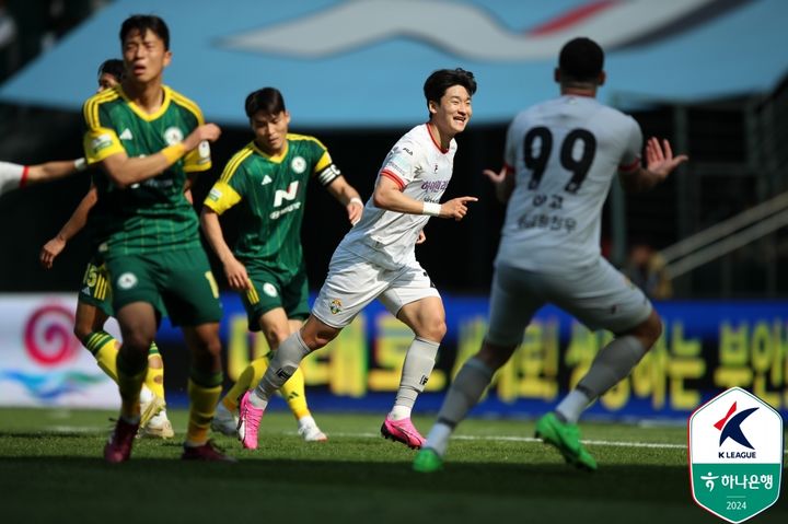 [서울=뉴시스] 프로축구 K리그1 강원FC의 이상헌. (사진=한국프로축구연맹 제공) *재판매 및 DB 금지
