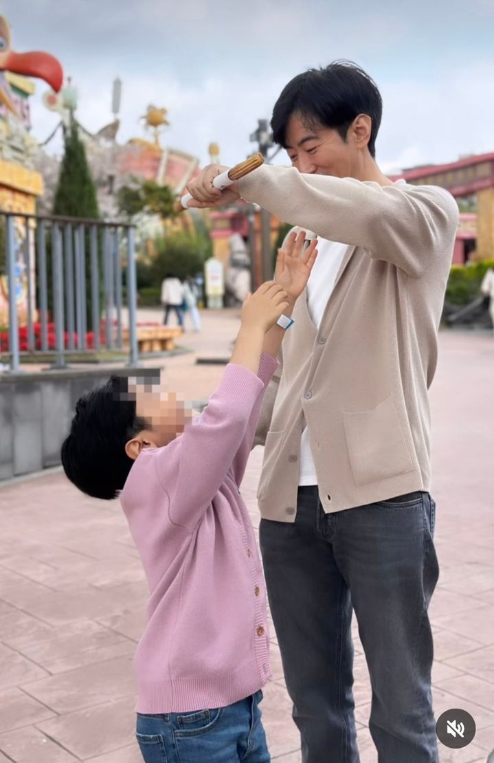 [서울=뉴시스] 배우 채림이 전(前) 남편 가오쯔치(오른쪽)와 아들의 사진을 공개했다. (사진=채림 인스타그램 캡처) 2024.04.07. photo@newsis.com *재판매 및 DB 금지