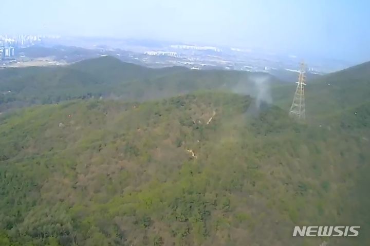 [인천=뉴시스] 인천 계양산 화재. (사진=산림청 중앙산불방지대책본부 제공)