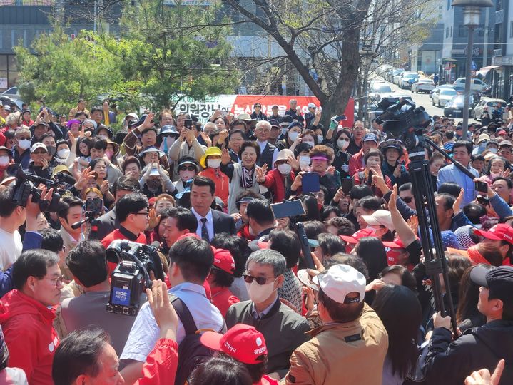 [논산=뉴시스]한동훈 국민의힘 총괄선거대책위원장이 7일 논산 내동공원에서 박성규 후보 지지유세에 나섰다. 2024. 04. 07  *재판매 및 DB 금지