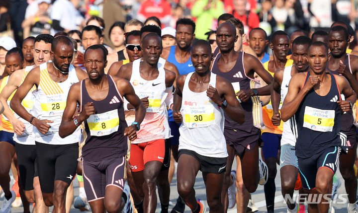 [대구=뉴시스] 2024 대구국제마라톤대회가 열린 대구스타디움에서 엘리트 풀코스 종목에 출전한 선수들이 힘차게 달리고 있다. 뉴시스DB. 2025.02.19. photo@newsis.com