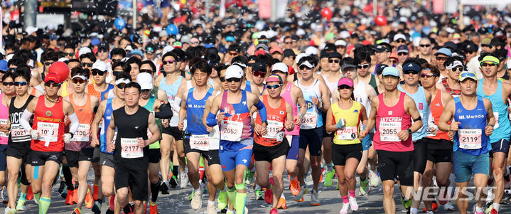 [대구=뉴시스] 대구국제마라톤대회가 열린 대구스타디움에서 마스터즈 10㎞ 종목에 출전한 선수들이 힘차게 달리고 있다. (사진=뉴시스 DB). photo@newsis.com 