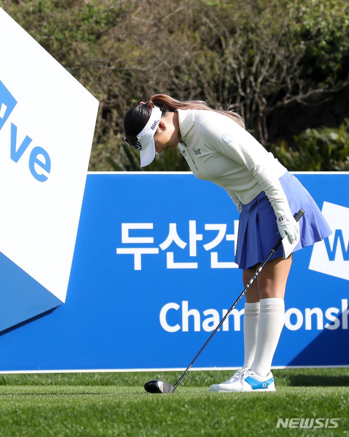 [서귀포=뉴시스] 우장호 기자 = 7일 제주 서귀포시 테디밸리 골프앤리조트(파72·6685야드)에서 열린 KLPGA 투어 국내 개막전 '두산건설 위브 챔피언십(총상금 12억원)' FR에서 윤이나가 10번홀 티오프하기 전 갤러리들에게 허리를 굽혀 인사하고 있다. 2024.04.07. woo1223@newsis.com