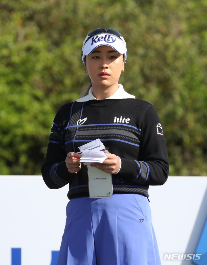 [서귀포=뉴시스] 우장호 기자 = 7일 제주 서귀포시 테디밸리 골프앤리조트(파72·6685야드)에서 열린 KLPGA 투어 국내 개막전 '두산건설 위브 챔피언십(총상금 12억원)' FR에서 윤이나가 10번홀에서 티오프를 준비하고 있다. 2024.04.07. woo1223@newsis.com