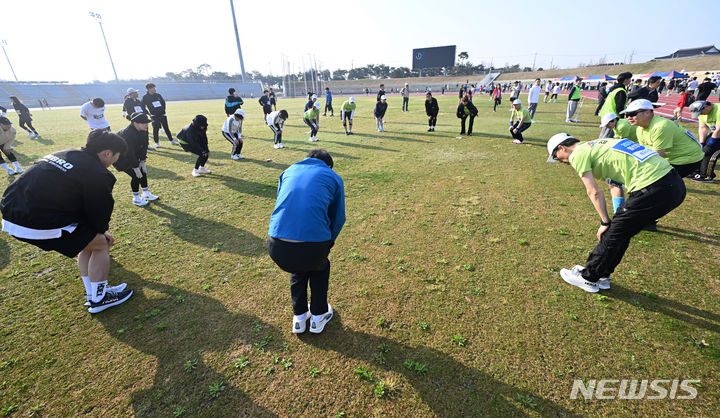 [광주=뉴시스] 김혜인 기자 = 뉴시스광주전남본부·엠디에스앤씨가 주최하고 나주마라톤동호회가 주관한 '제10회 나주영산강마라톤대회'가 열린 7일 오전 전남 나주종합스포츠파크에서 참가자들이 준비 운동을 하고 있다. 2024.04.07. hyein0342@newsis.com