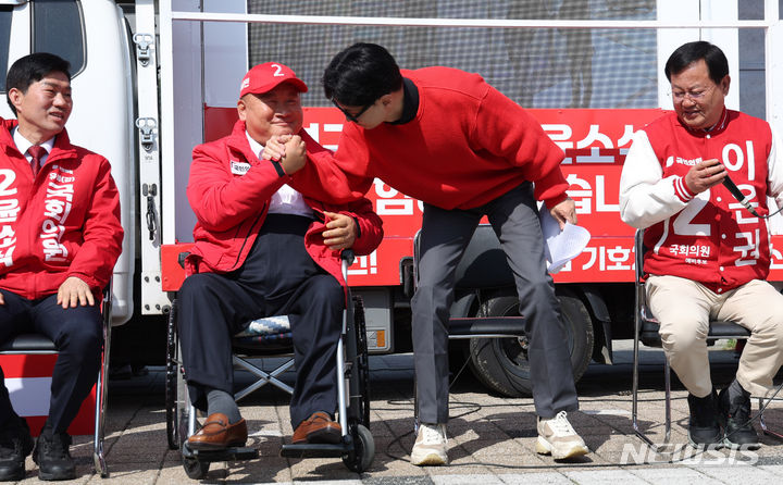 [대전=뉴시스] 추상철 기자 = 한동훈 국민의힘 비상대책위원장이 7일 오전 대전 유성구 노은역광장에서 열린 ‘국민의힘으로 대전살리기’ 지원유세에서 이상민 유성구을 후보와 인사하고 있다. 2024.04.07. scchoo@newsis.com