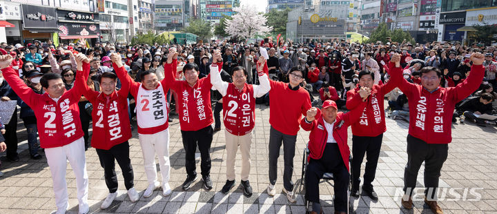 [대전=뉴시스] 추상철 기자 = 한동훈 국민의힘 비상대책위원장이 7일 오전 대전 유성구 노은역광장에서 열린 ‘국민의힘으로 대전살리기’ 지원유세에서 대전지역 국회의원 후보와 함께 지지를 호소하고 있다. 왼쪽부터 양홍규 서구을, 박경호 대덕구, 조수연 서구갑, 윤창현 동구, 이은권 중구 후보, 한 위원장, 이상민 유성구을, 윤소식 유성구갑, 유대혁 유성구의회 보궐선거 후보. (공동취재) 2024.04.07. photo@newsis.com