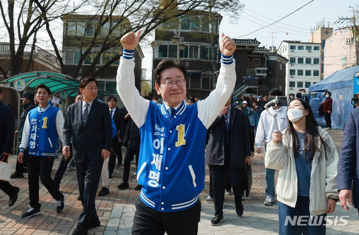 [인천=뉴시스] 고범준 기자 = 제22대 총선 인천 계양을 후보 이재명 더불어민주당 대표가 7일 오전 인천 계양구 임학동 임학공원에서 거리유세를 하고 있다. 2024.04.07. bjko@newsis.com