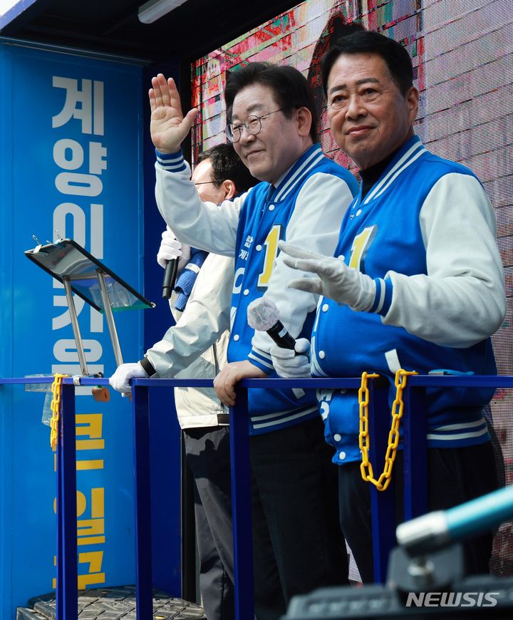 [인천=뉴시스] 고범준 기자 = 제22대 총선 인천 계양을 후보 이재명 더불어민주당 대표가 7일 오전 인천 계양구 계양산전통시장을 방문해 상인들과 인사를 마치고 유세차량에 탑승해 인사하고 있다. 2024.04.07. bjko@newsis.com