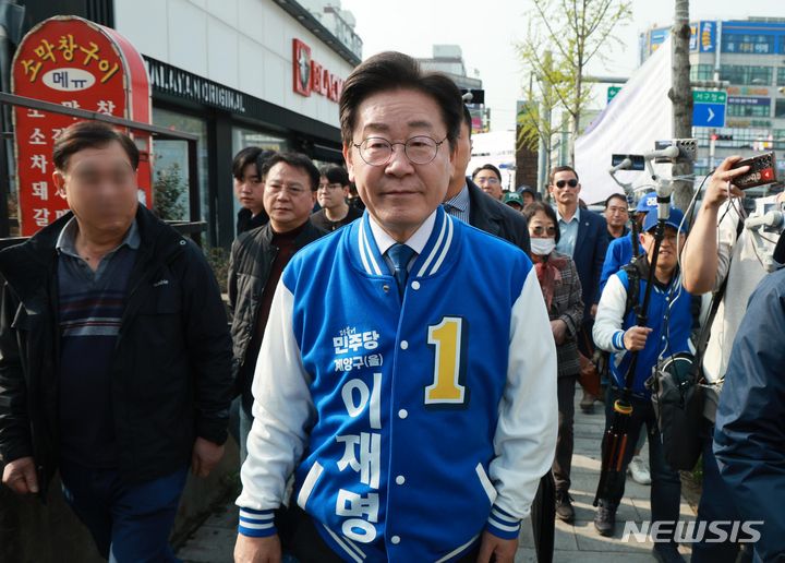 [인천=뉴시스] 고범준 기자 = 제22대 총선 인천 계양을 후보 이재명 더불어민주당 대표가 7일 오전 인천 계양구 계산역 인근에서 거리유세를 하고 있다. 2024.04.07. bjko@newsis.com