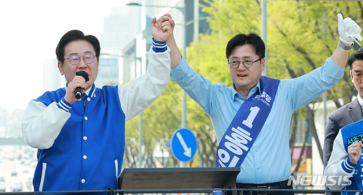 [서울=뉴시스] 고범준 기자 = 이재명 더불어민주당 대표가 7일 오후 서울 서초구 양재역 앞에서 홍익표 서초을 후보 지지유세를 하고 있다. 2024.04.07. bjko@newsis.com