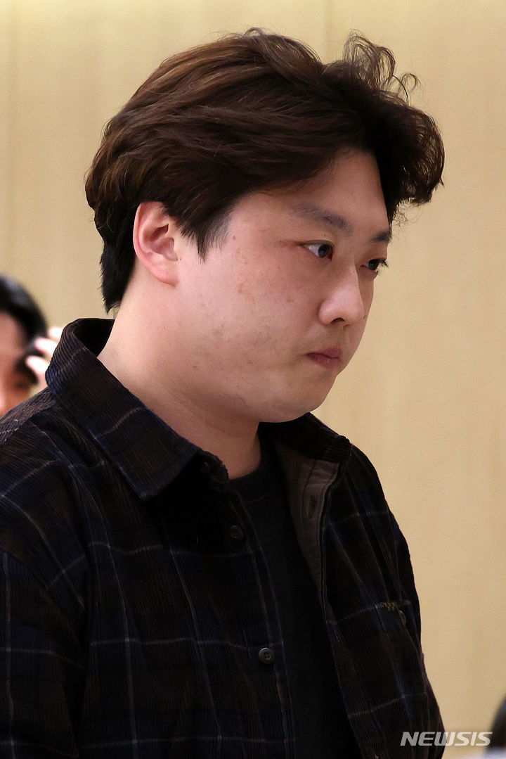 [서울=뉴시스] 조성우 기자 = 박단 대한전공의협의회(대전협) 비상대책위원장이 7일 오후 서울 용산구 대한의사협회에서 열린 의대정원 증원 저지를 위한 비상대책위원회 제7차 회의에 참석하고 있다. 2024.04.07. xconfind@newsis.com