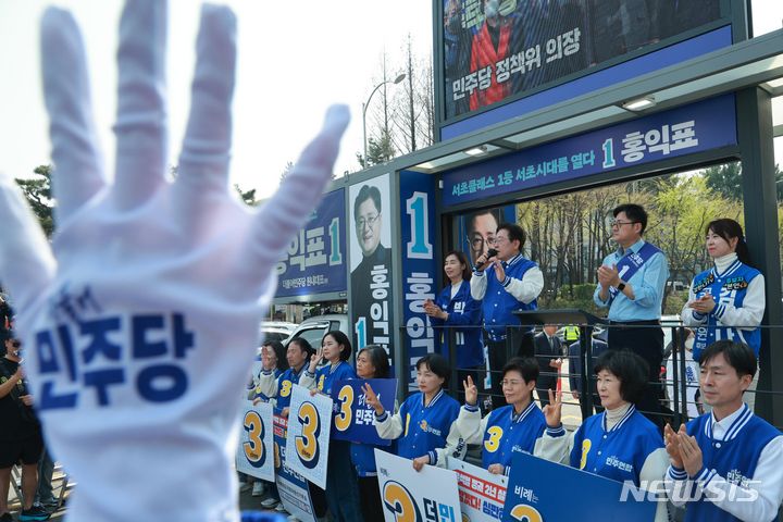 [서울=뉴시스] 고범준 기자 = 이재명 더불어민주당 대표가 7일 오후 서울 서초구 양재역 앞에서 홍익표 서초을 후보 지지유세를 하고 있다. 2024.04.07. bjko@newsis.com