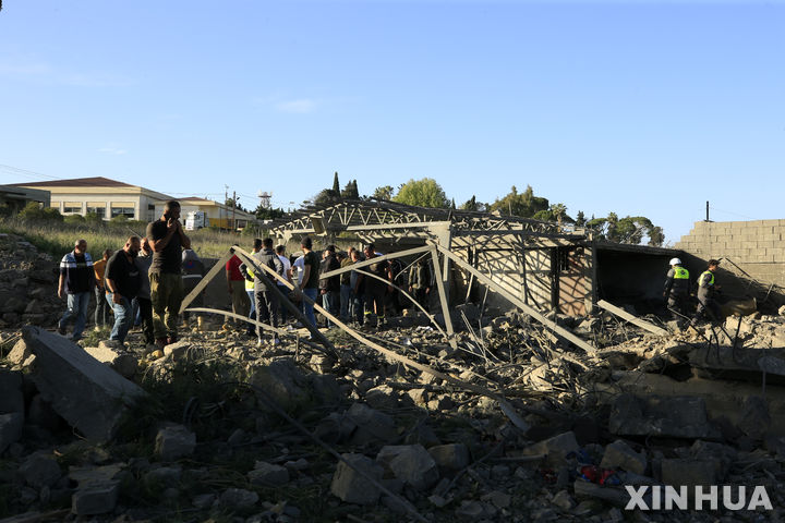 [ 신화/뉴시스] 4월 7일 이스라엘군에 폭격당한 레바논 마을을 주민들이 둘러보고 있다. 2024. 05.10.