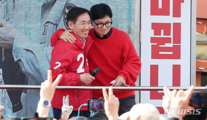 [당진=뉴시스] 추상철 기자 = 한동훈 국민의힘 비상대책위원장이 7일 오후 충남 당진시 당진시장 오거리에서 열린 ‘국민의힘으로 당진 살리기’ 지원유세에서 정용선 당진시 후보의 지지를 호소하고 있다. 2024.04.07. scchoo@newsis.com