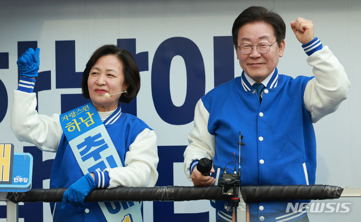 [하남=뉴시스] 고범준 기자 = 이재명 더불어민주당 대표가 7일 오후 경기 하남시 스타필드시티 위례에서 추미애 하남갑 후보 지지유세를 하고 있다. 2024.04.07. bjko@newsis.com
