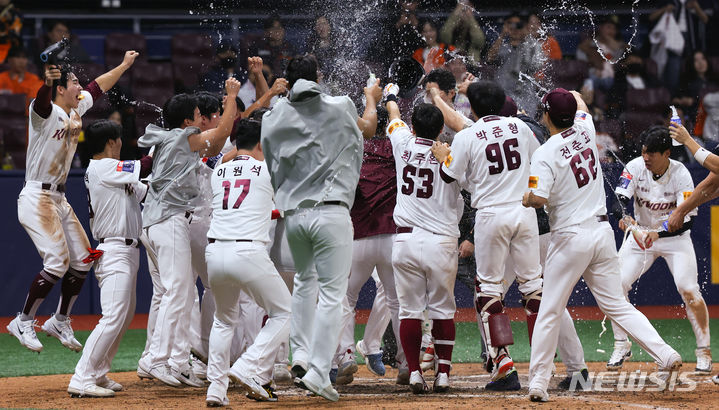 [서울=뉴시스] 최진석 기자 = 7일 서울 고척스카이돔에서 열린 '2024 KBO리그' 한화 이글스와 키움 히어로즈의 경기. 연장 11회말 무사 주자없는 상황 키움 선수들이 끝내기 솔로 홈런을 치고 득점을 올린 김혜성과 기뻐하고 있다. 2024.04.07. myjs@newsis.com