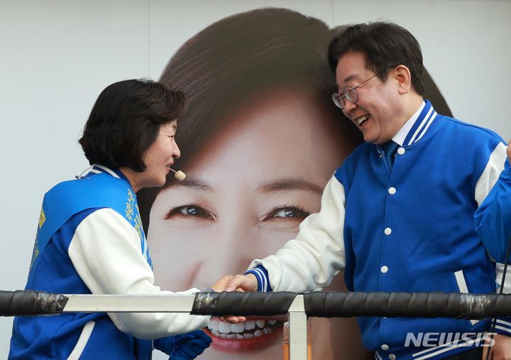 [하남=뉴시스] 고범준 기자 = 이재명 더불어민주당 대표가 7일 오후 경기 하남시 스타필드시티 위례에서 추미애 하남갑 후보 지지유세를 하기 전 악수하고 있다. 2024.04.07. bjko@newsis.com