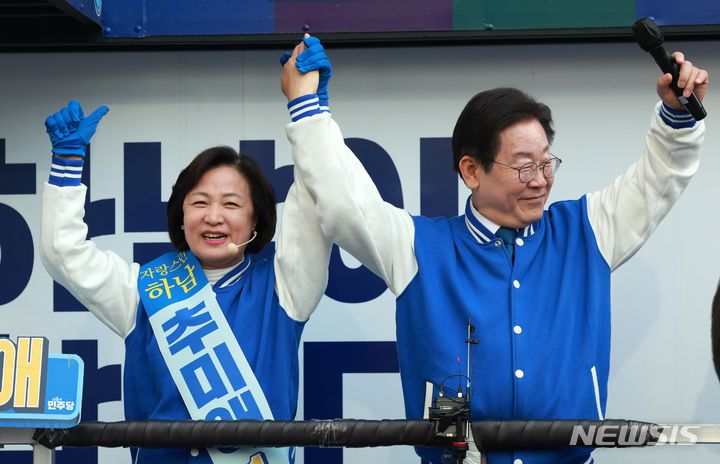 [하남=뉴시스] 고범준 기자 = 이재명 더불어민주당 대표가 7일 오후 경기 하남시 스타필드시티 위례에서 추미애 하남갑 후보 지지유세를 하고 있다. 2024.04.07. bjko@newsis.com