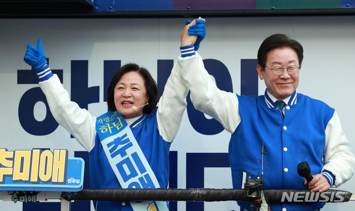 [하남=뉴시스] 고범준 기자 = 이재명 더불어민주당 대표가 7일 오후 경기 하남시 스타필드시티 위례에서 추미애 하남갑 후보 지지유세를 하고 있다. 2024.04.07. bjko@newsis.com