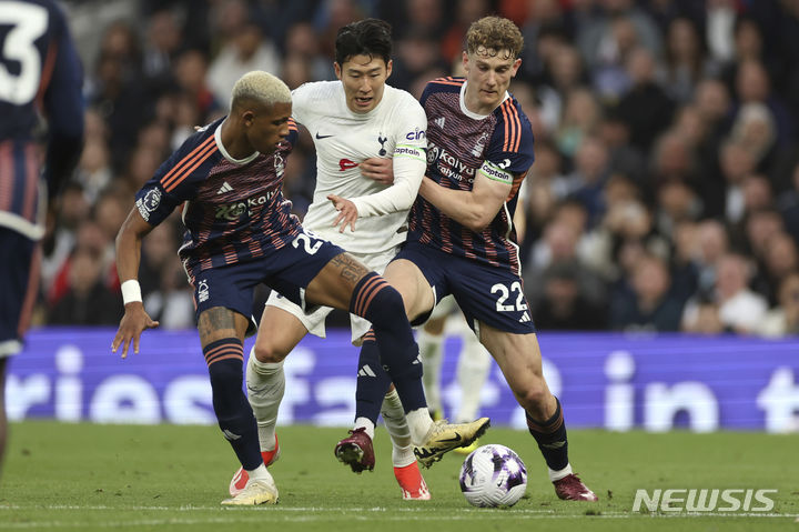 [런던=AP/뉴시스] 토트넘 홋스퍼의 손흥민이 7일(현지시각) 영국 런던의 토트넘 홋스퍼 스타디움에서 열린 2023~24 잉글랜드 프리미어리그(EPL) 32라운드 노팅엄 포레스트와 경기 중 공을 다투고 있다. 손흥민은 후반 7분 미키 판더펜의 결승 골에 도움(9호)을 기록했고 팀은 3-1로 이기며 4위에 올랐다. 2024.04.08.