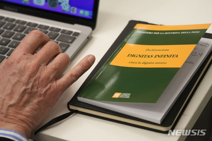 [바티칸시=AP/뉴시스]바티칸 교황청이 8일 발표한 20쪽 분량의 '무한한 존엄성' 선언문 사본. 바티칸은 이날 성전환 수술과 대리모를 인간의 존엄성에 대한 중대한 위협으로 선언하면서, 이는 낙태 및 안락사와 마찬가지로 인간의 삶에 대한 하나님의 계획을 위반하는 관행이라고 규정했다. 2024.04.08.