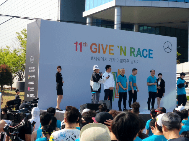 [사진=뉴시스] 지난 7일 오전 부산 벡스코에서 열린 메르세데스-벤츠 코리아의 제11회 기브앤레이스 참가자들이 출발 전 대회 관계자의 말을 듣고 있다. 2024.04.08 photo@newsis.com