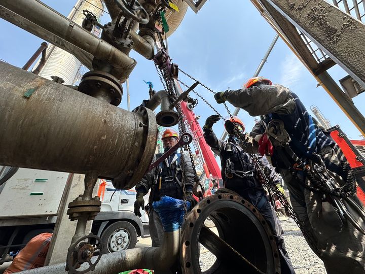 [여수=뉴시스] GS칼텍스 여수공장에서 스마트 안전 장비를 투입한 상반기 대정비작업(Turn Around, 'TA')이 진행되고 있다. (사진=GS칼텍스 제공) 2024.04.08. photo@newsis.com *재판매 및 DB 금지