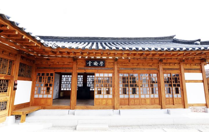 [서울=뉴시스]'SK고택' 내 한옥 기념관. 처마에 '학유당(學楡堂)' 현판이 붙어있다. (사진 = SK) 2024.04.08. photo@newsis.com *재판매 및 DB 금지