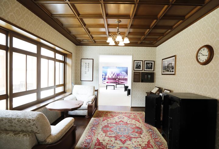 [서울=뉴시스]최종건 창업·최종현 선대회장의 생가 내부를 재현한 공간. 벽에는 두 사람의 부친인 최학배 공의 '건실하면서 확실하게 산다'는 좌우명이 붙어있다. (사진 = SK) 2024.04.08. photo@newsis.com *재판매 및 DB 금지