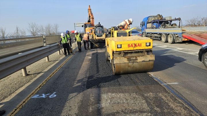 [서울=뉴시스] 전남지역에서 도로파임(포트홀)을 정비하는 모습. 2024.07.30. (사진=전남도 제공) photo@newsis.com *재판매 및 DB 금지